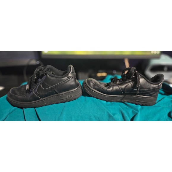 🔥 Nike Air Force 1 AF1 LE Low Triple Black Boys Youth Size 5.5 (GS) - Picture 4 of 8